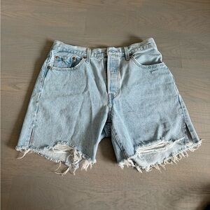 Levi’s high waisted mid length denim shorts in light wash sz 29